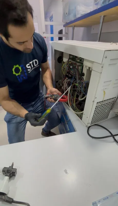 Técnico STD diagnosticando autoclave dental