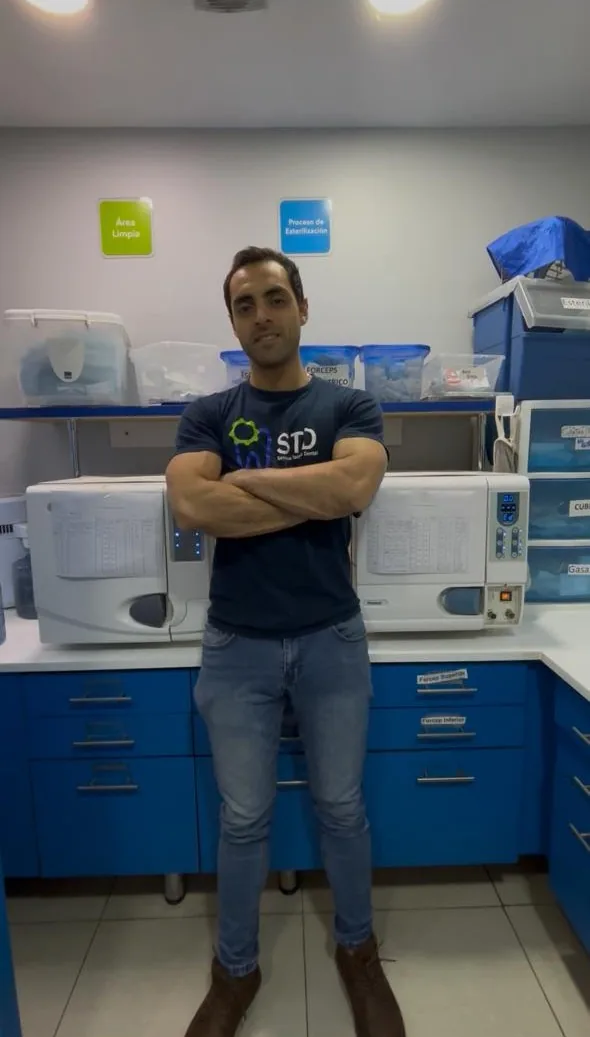 Técnico STD frente a autoclaves dentales