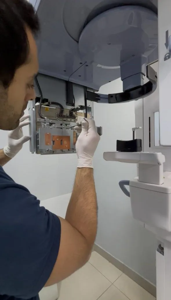 Técnico STD reparando equipo panorámico dental en Las Condes