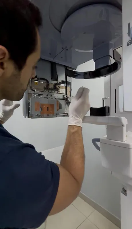 Técnico STD reparando equipo panorámico dental