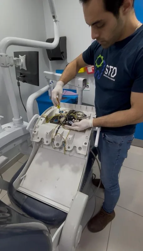 Técnico STD reparando sillón dental en clínica