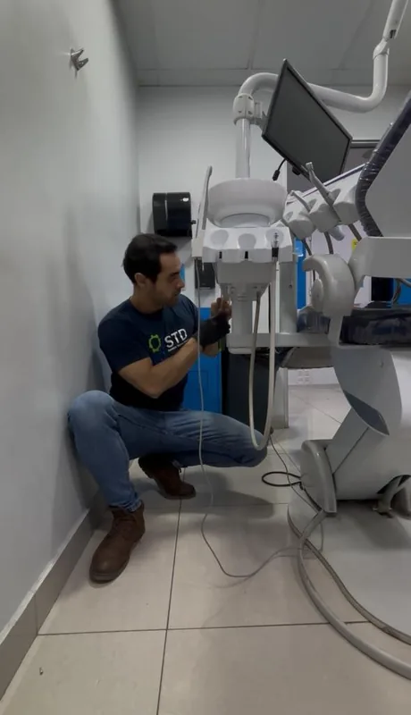 Técnico STD instalando equipo dental en clínica